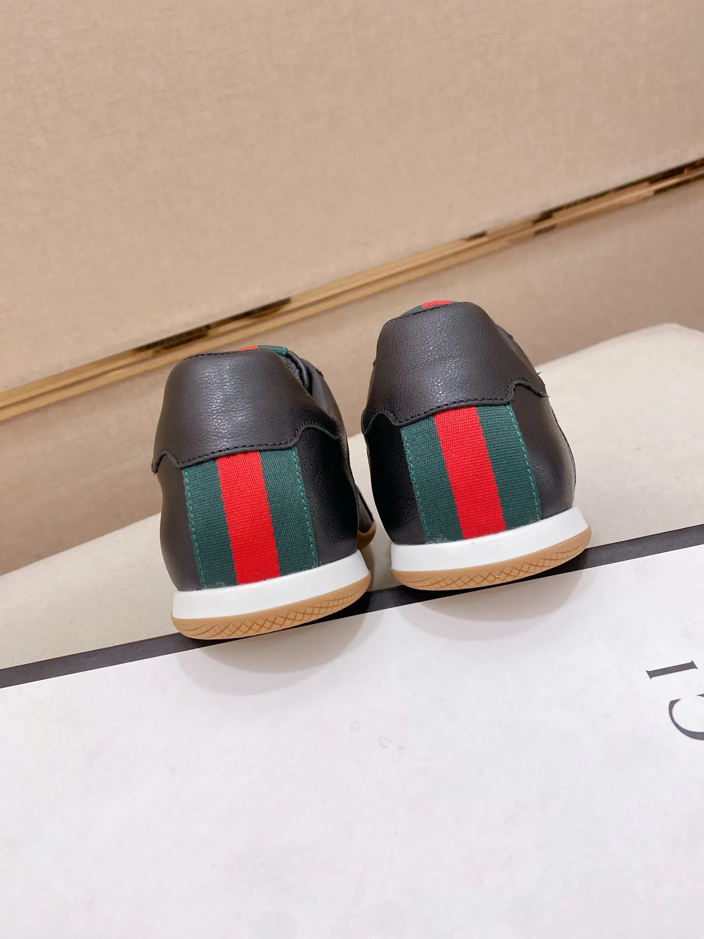 Men's shoes 💰 462💰The new GUCCI (Gucci) counters are launched simultaneously. The new men's shoes, 😘fabrics are selected from imported cowhide, and the lining is sheepskin lining. 👍🏿 High-end ☄️ air-cushion molded anti-slip rubber outsole, exquisite lines, simple and elegant, comfortable and high-end for leisure travel. Code number: 38 to 44 (45 can be customized and cannot be returned or exchanged)